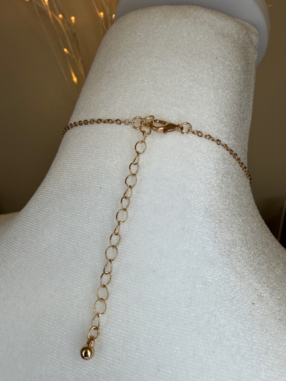 Necklace NWOT designer inspired flowers with lobster clap - Picture 3 of 5